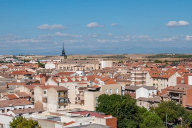 İspanya 'nın Toledo ilindeki Torrijos kasabasında ev ve çatı manzarası ve kilise manzarası.