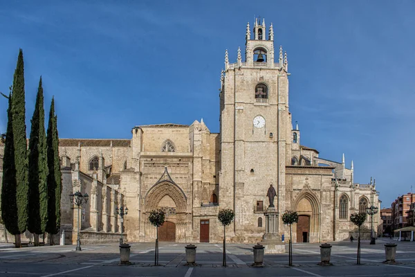 Palencia, İspanya 'daki Gotik katedralin dış görünüşü.