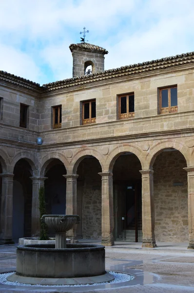 Chiostro con fontana in pietra — Foto Stock