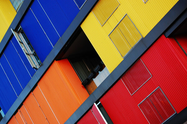 цветной фасад с окнами
