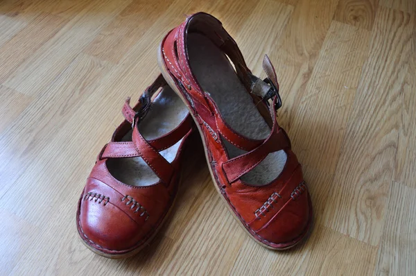 Schuhe rotes Kreuz — Stockfoto