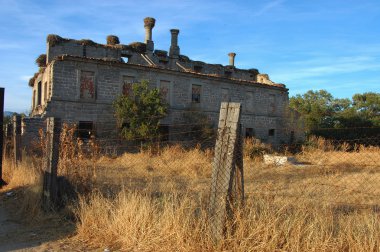 terk edilmiş bir manastır kalıntısı