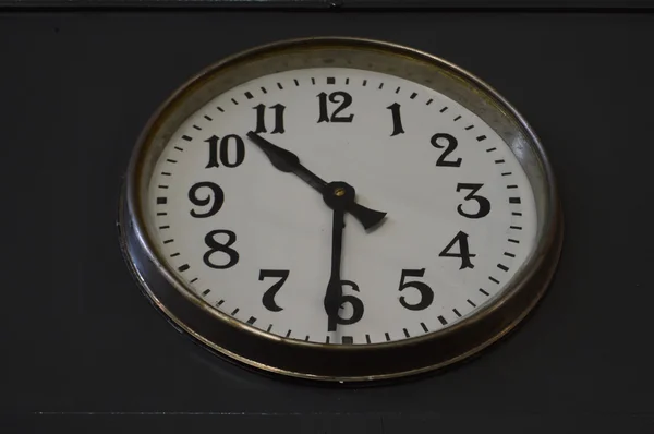 Relógio industrial velho — Fotografia de Stock