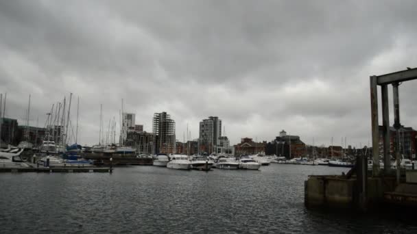 Doca de Ipswich no dia nublado — Vídeo de Stock