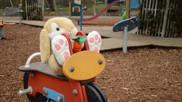 Stofftier auf dem leeren Spielplatz — Stockvideo