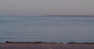 Tıbbi maskeli ve şapkalı yorgun turist Kızıl Deniz 'in yanından geçiyor..