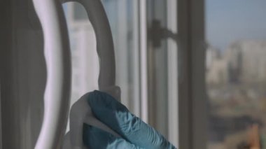 Islak mendille temizlik ve dezenfeksiyon tutacağı