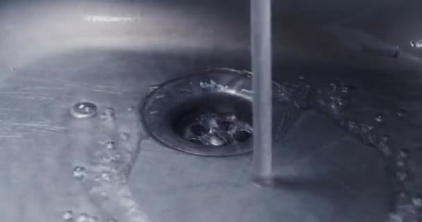 Túlcsorduló mosogató vízzel és hab elzáródás bűn — Stock videók