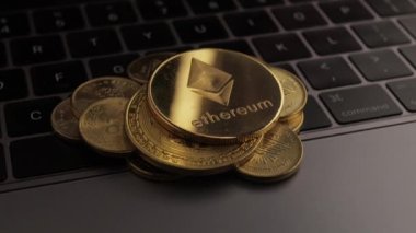 Ethereum ETH şifreleme paraları modern bir dizüstü bilgisayarın klavyesinde