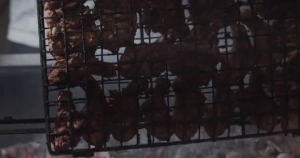 Chef en uniforme blanc cuisine kebabs BBQ — Video