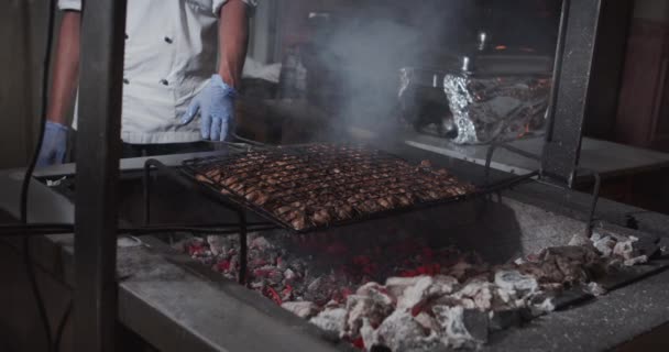 Chef en uniforme blanco cocina kebabs barbacoa — Vídeos de Stock