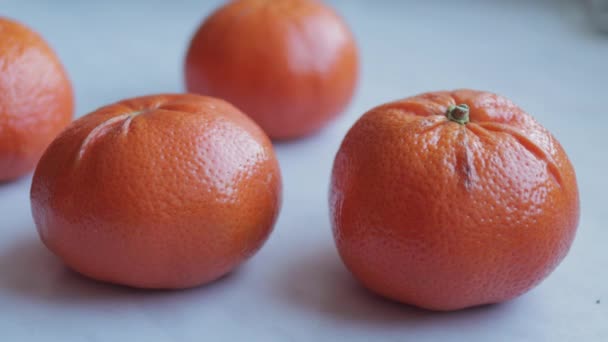 Tangerinas laranja maduras colocadas em uma mesa branca no kittchen — Vídeo de Stock