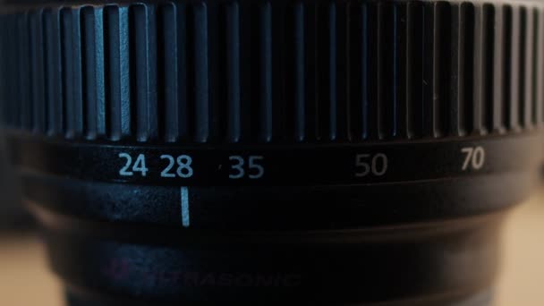 Ajuste lento del zoom y la distancia de enfoque en la lente de la cámara dslr. — Vídeos de Stock