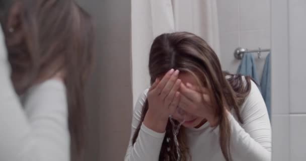 Mirror reflection of woman washing her face with clean water in the bathroom — Stock Video