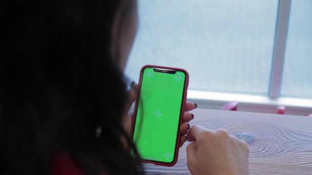 Mujer usando el teléfono inteligente con pantalla verde para Internet, correo electrónico, compras en línea. — Vídeo de stock