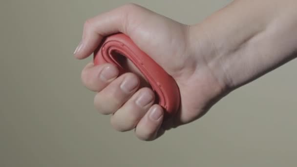 Férfi kéz szorító piros expander végző sport gyakorlat — Stock videók