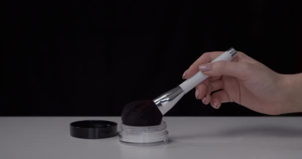 Cepillo grande para aplicar cosméticos, polvo para aplicar maquillaje — Vídeos de Stock