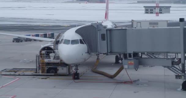 Avion avec passerelle passagers sur aire de trafic lors de la vérification des moteurs — Video