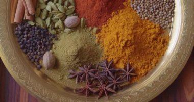 Kadın El, yemek yapmak için baharat ve ot alıyor..