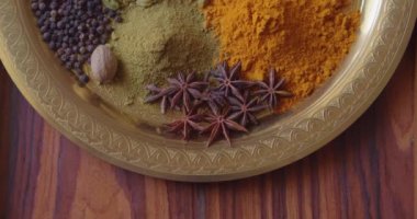 Çeşitli Baharatları Kaşıkla Almak