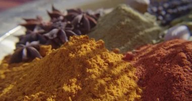 Doğu tepsisindeki baharatlar ve otlar.