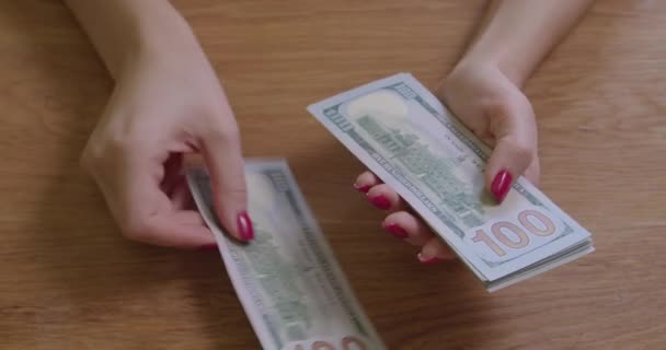 Kvinnliga händer som räknar sedlar i pappersdollar. — Stockvideo