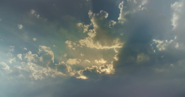 Piękne tło niebo chmury z promieni światła. — Wideo stockowe