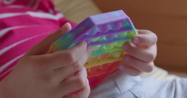 Pop it fidget jouet dans les mains des tout-petits. — Video