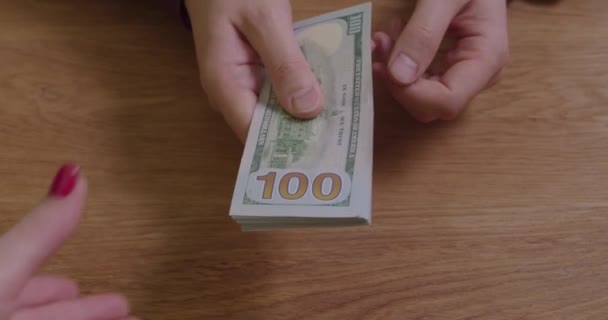 Enerzijds geeft geld aan een andere hand — Stockvideo