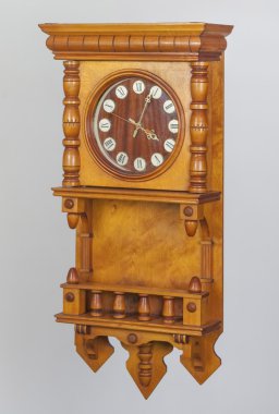 Roma rakamları kadranı ile ahşap eski duvar saati