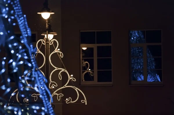 Рождественская и новогодняя подсветка на ночной улице — стоковое фото