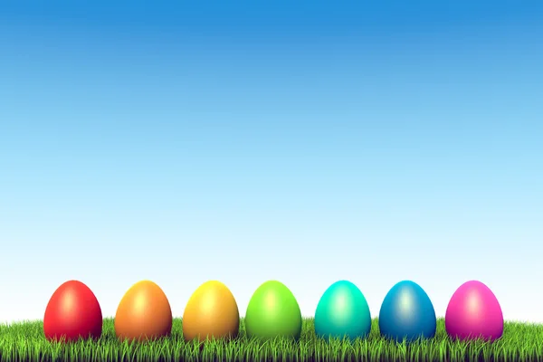 Barva vejce řádek v zelené trávě velikonoční pozadí. — Stock fotografie
