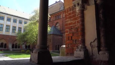 Riga Katedrali 'nin tarihi avlusu, yüzyılların mimari mirası ve cazibesini yansıtan ortaçağ tuğlalarıyla çevrili yaz ışığında parlıyor..