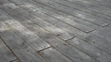 Güneşle beyazlatılmış ahşap zemin platformları kapalı kapılar ardında sıkıca sarılmış tahıllar ve desenli tahıllardan platformun geniş bir görüntüsüne, adımlara ve çimlere sıcak gün ışığı altında geçişler..