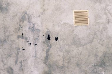 Beyaz V ile siyah boya lekeli gri beton garaj duvarı