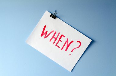 Ne zaman? beyaz kağıt üzerine boyanmış S harfiyle yardım istiyor