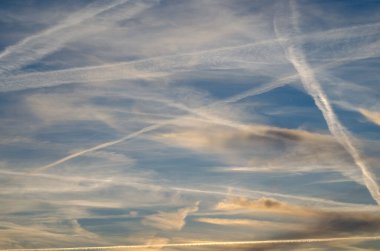 Güzel mavi ve beyaz gökyüzü, bulutlar ve çizgiler uçmaktan