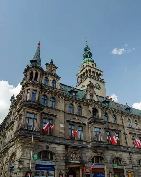 Prédio Câmara Municipal Com Bandeiras Nacionais Vermelhas Brancas Klodzko — Fotografia de Stock
