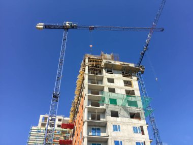 Vinçleri yapım aşamasında olan yüksek binalar. büyük bina 