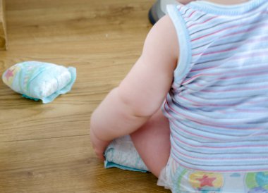 Bebek neredeyse kirli bebek bezi kullanıyordu. Arkadan bak. seçici 