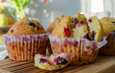 Kırmızı ve siyah üzümlü kekler. Valentin ile kağıt fırın