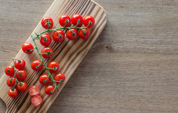 Una Rama Tomates Cherry Sobre Tabla Cortar Madera Selectivo — Foto de Stock