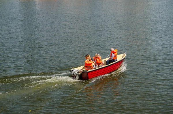 Una Familia Navega Barco Con Chalecos Salvavidas Naranjas Río Wroclaw — Foto de Stock