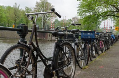 Amsterdam, Hollanda - 03 Mayıs 2019: Bisiklet parkında bir sürü bisiklet kuyruğunda