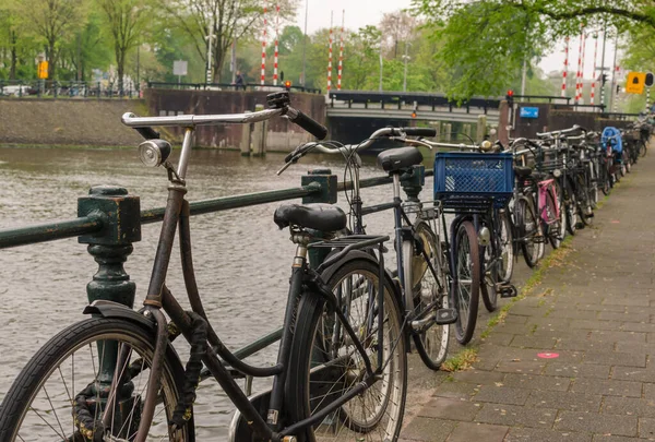 Amsterdam, Hollanda - 03 Mayıs 2019: Sırada bir sürü bisiklet var 