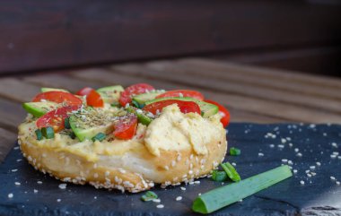 Şişe fırçası Buckeye (Aesculus parviflora) yeşil ve mor yapraklardan oluşan yakın çekim