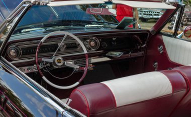 WROCLAW, POLAND - 11 Ağustos 2019: ABD otomobil fuarı - Chevrolet Impala 1965, iç kapak.