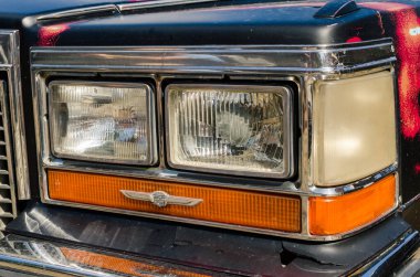 WROCLAW, POLAND - 11 Ağustos 2019: ABD arabaları Cadillac DeVille ön ışıkları. Kapat..