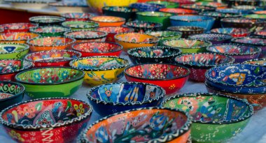 Türk yapımı renkli seramik tabaklar ve kaseler. 
