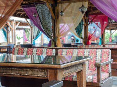 Türk tarzı tasarım restoranı. Renkli koltukları, perdeleri ve mozaik lambaları olan terasın dışında. Seçici odak